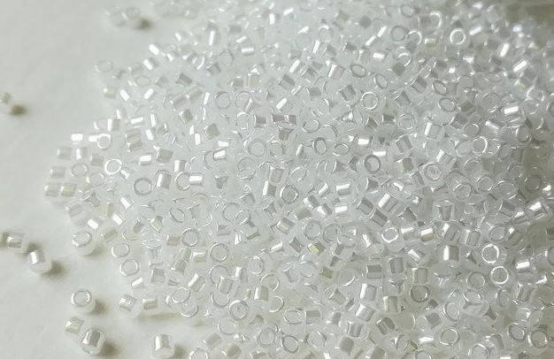 

Японський бісер Miyuki Delica 11/0 DB0231 - Lined Crystal White Luster