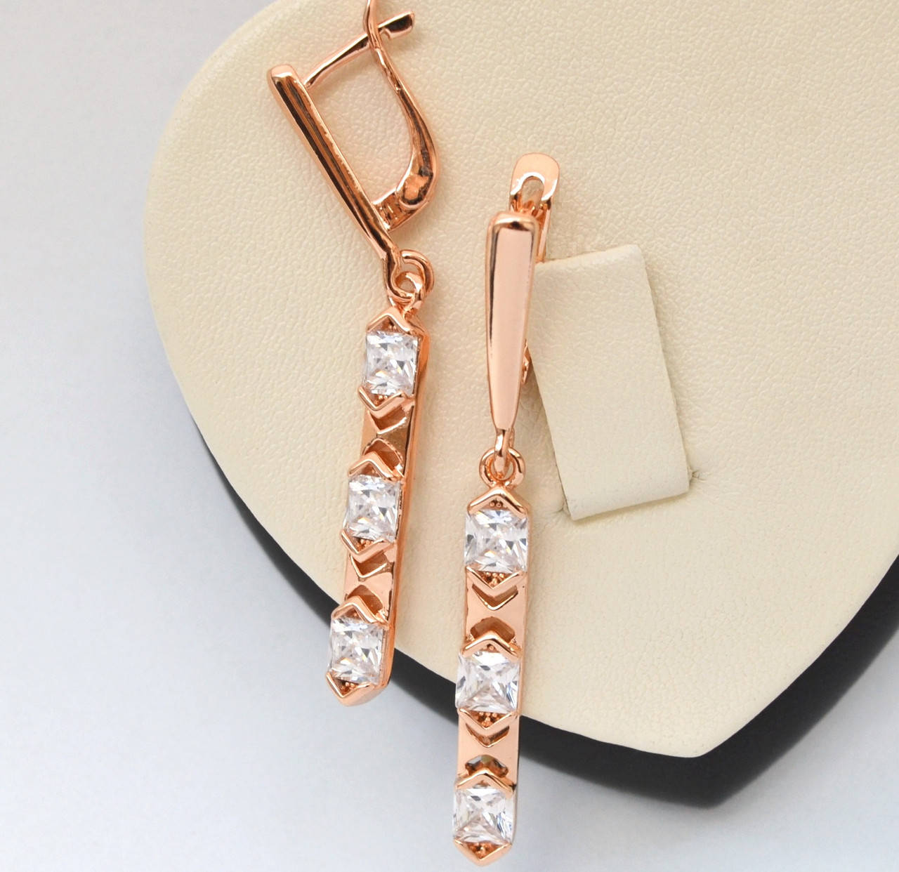 

Cерьги с подвесками и белыми кристаллами покрытие розовым золотом 18к.