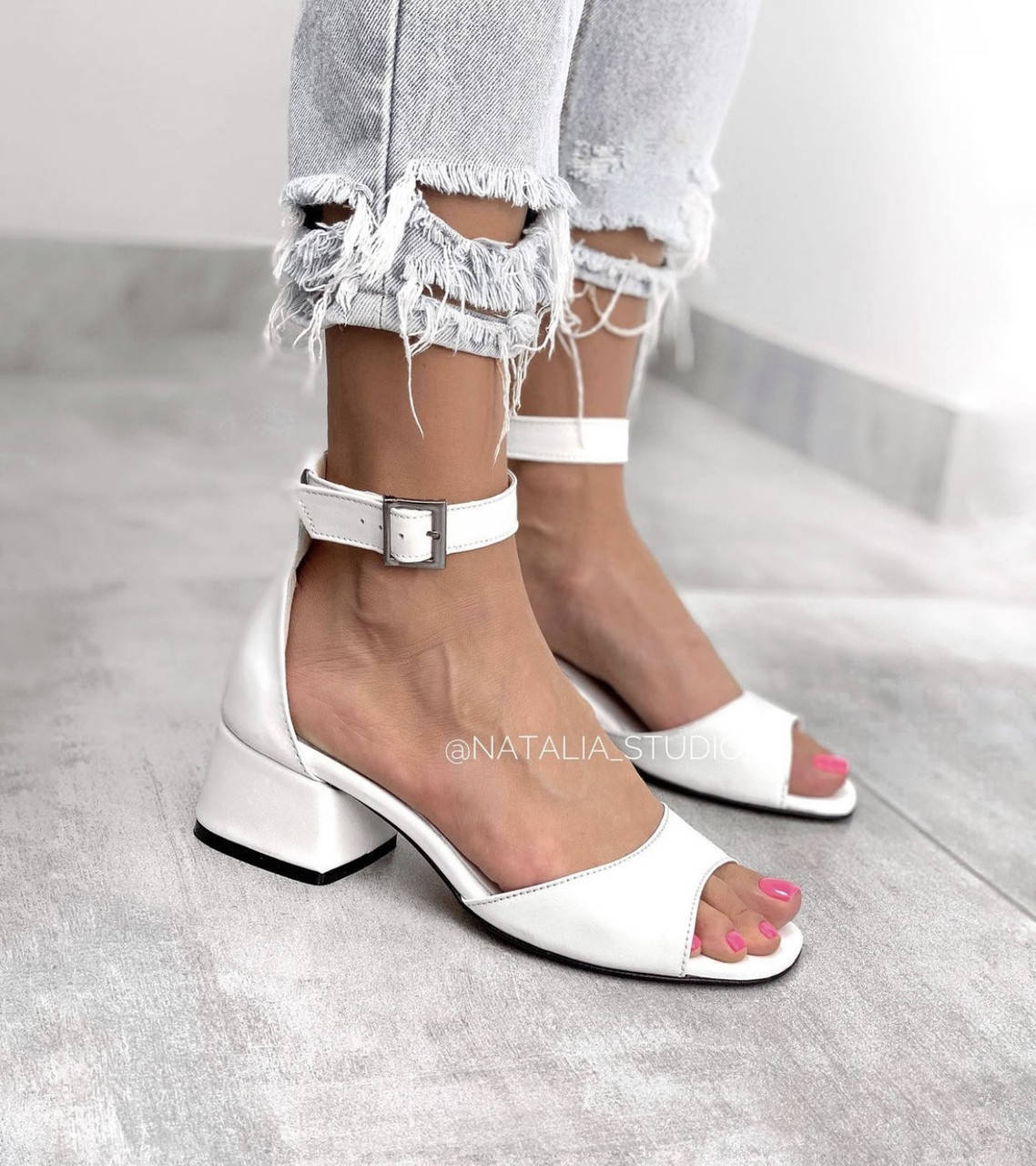 

Белые босоножки на каблуке из натуральной кожи