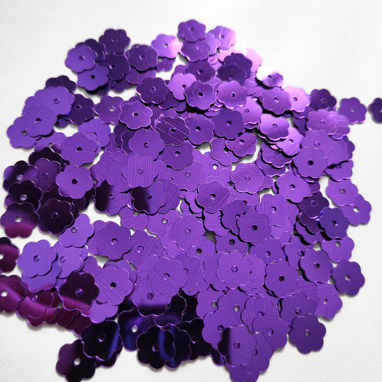 

Пайетки Цветочки 1 см Фиолетовые. Цена за 10 грамм