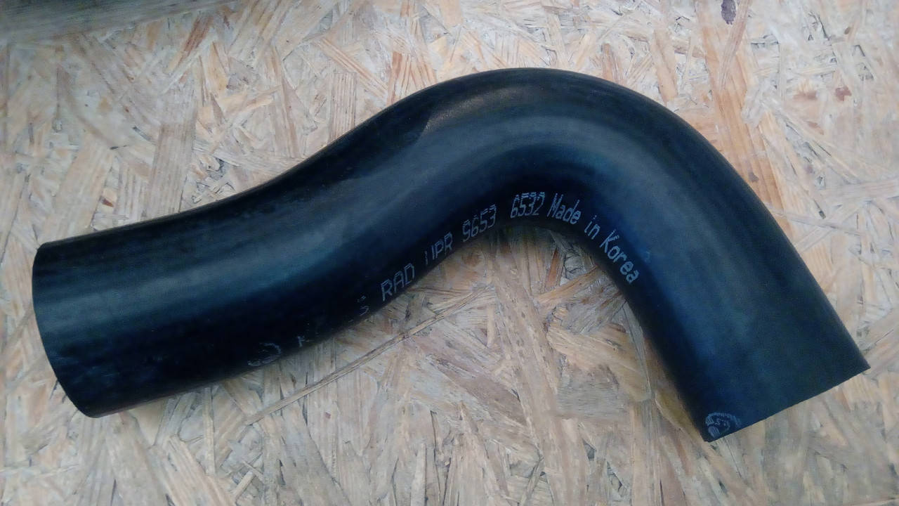 

Патрубок радиатора верхний (с кондионером) Авео 1.6 96536532