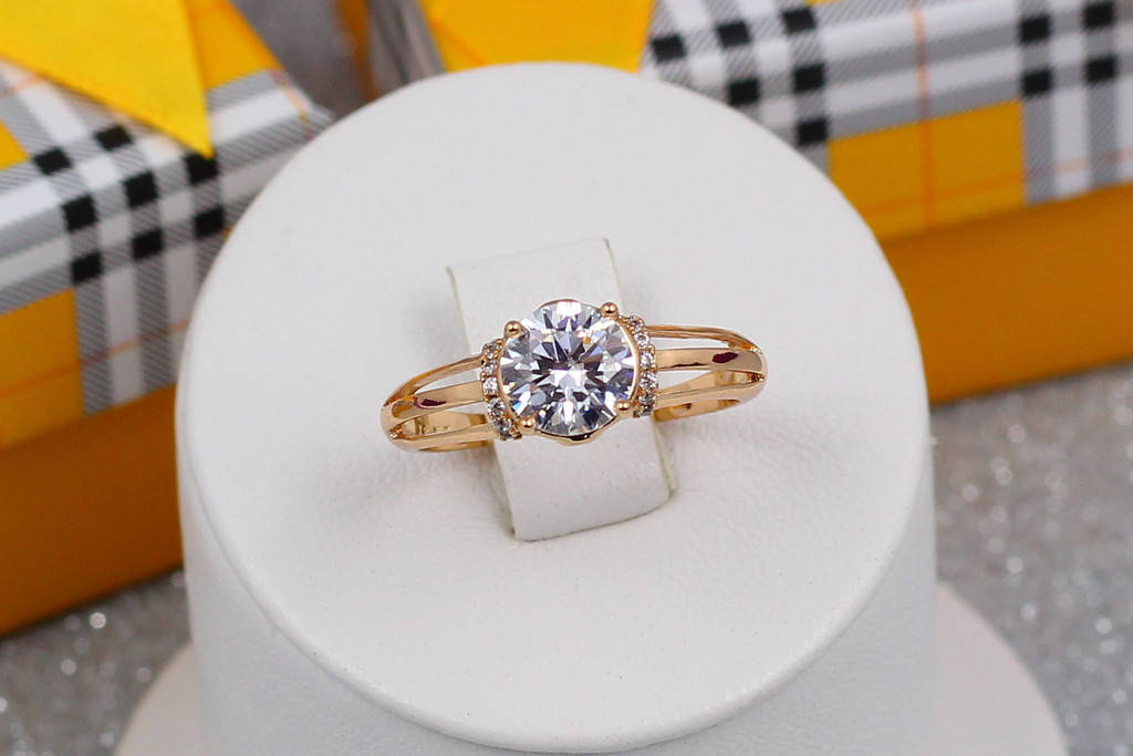 

Кольцо Xuping Jewelry три полосы держат фианит 7 мм р16 золотистое