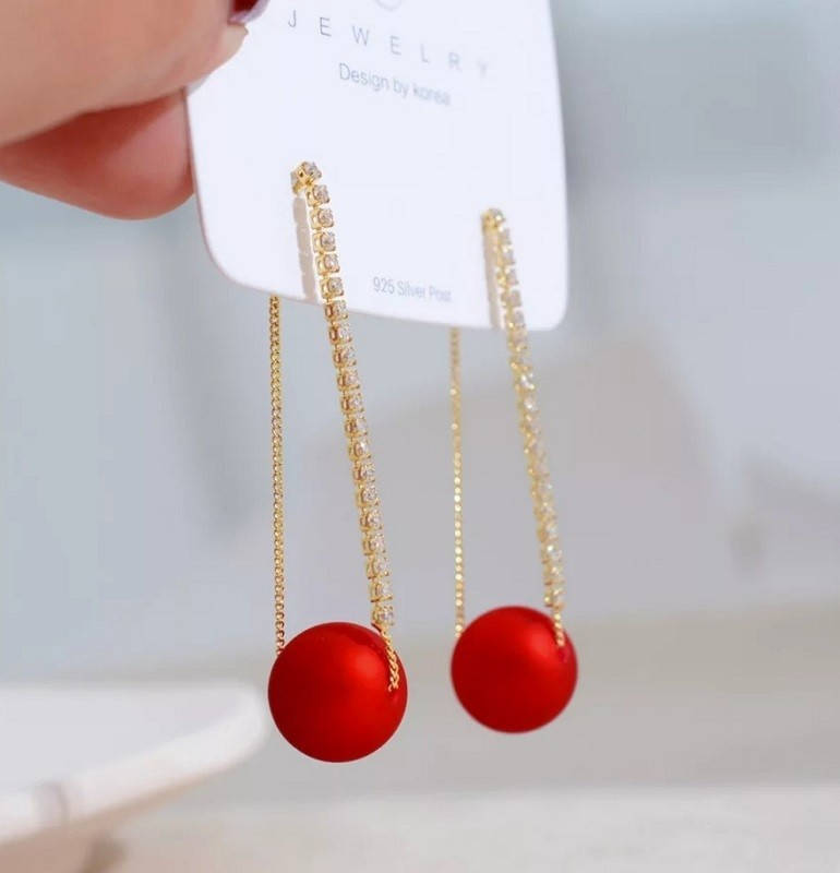 

Серьги длинные с красной бусиной Бижутерия