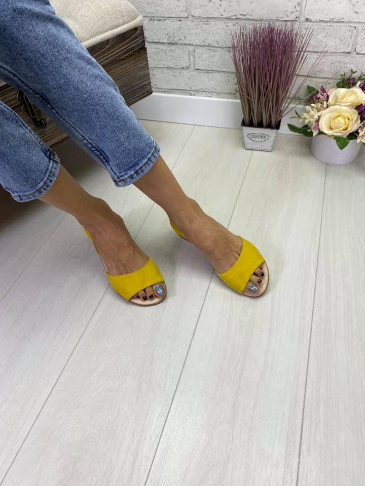 

Босоножки с открытым носком (желтая замша)