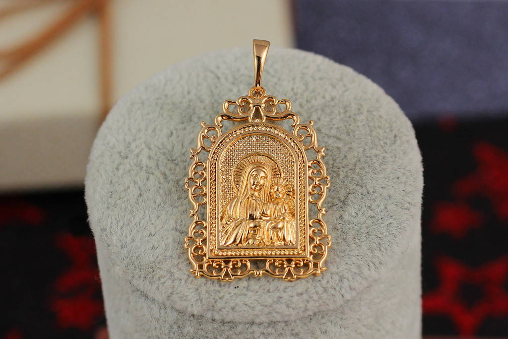 

Ладанка Xuping Jewelry прямоугольная ажурное плетение Мария с младенцем 3 см золотистая