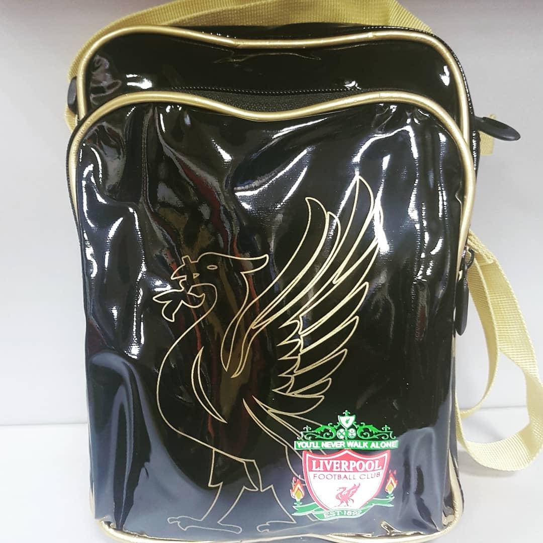 

Сумка-борсетка на плечо лаковая с символикой Liverpool