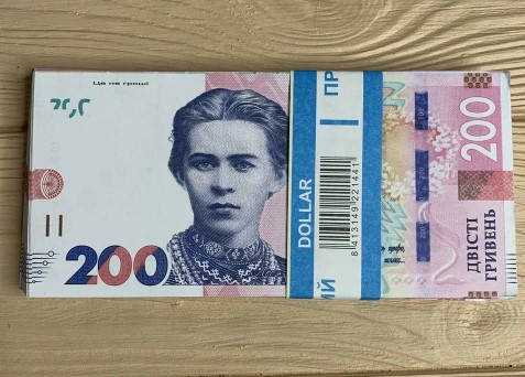 

Деньги сувенирные 200 гривен нового образца.Пачка 80 шт.
