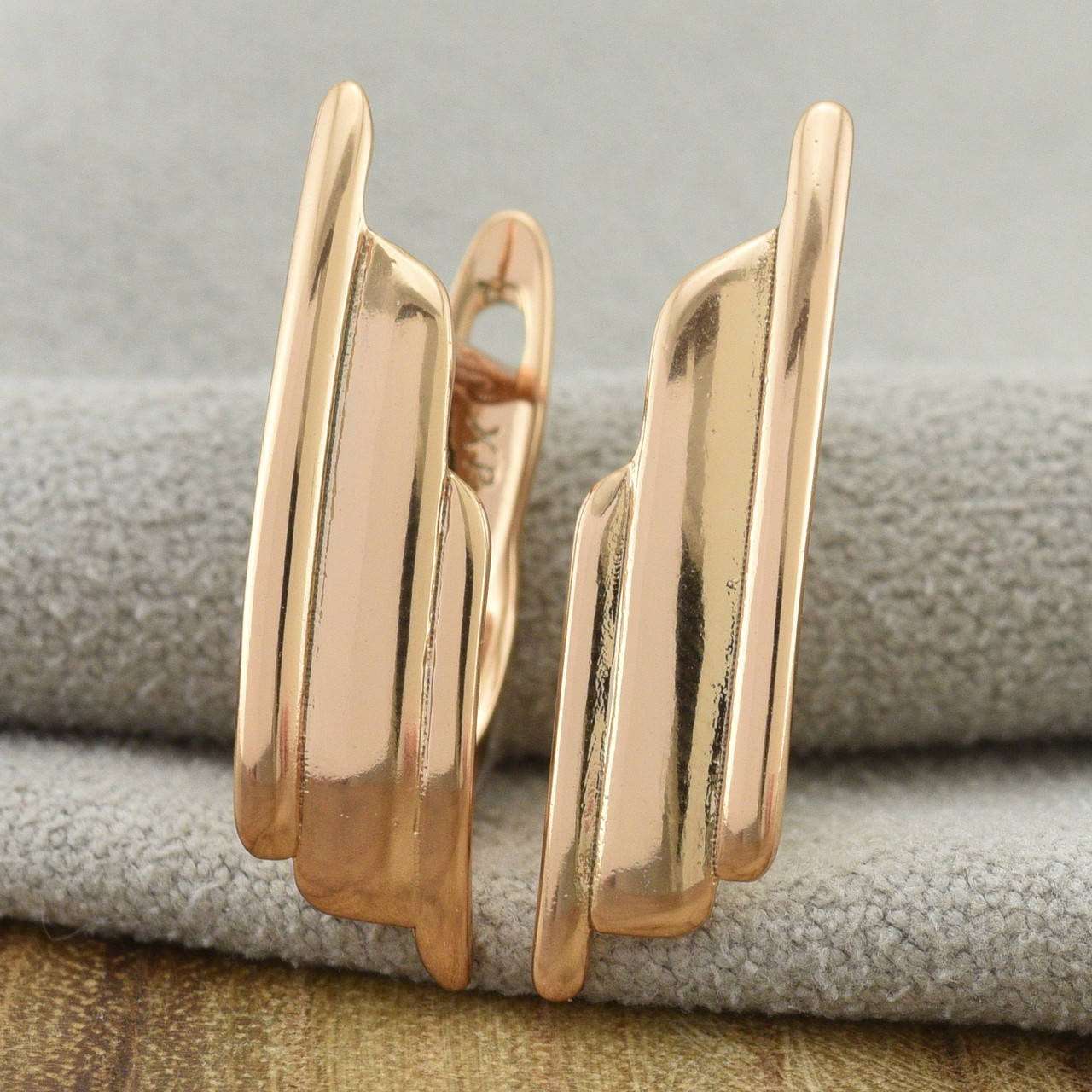 

Серьги Xuping 32051 размер 21х6 мм вес 2.2 г позолота 18К