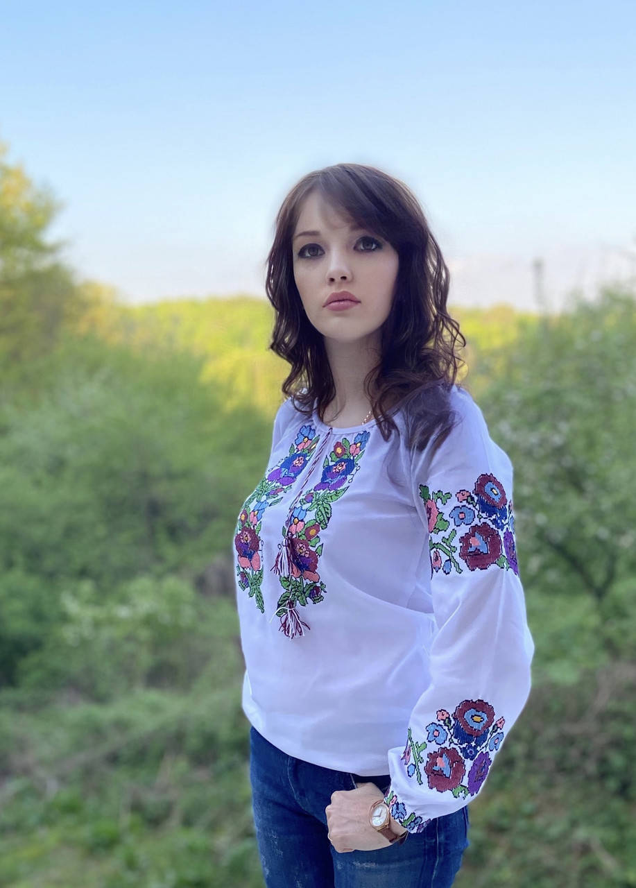 

Красивая современная женская вышитая рубашка цветы