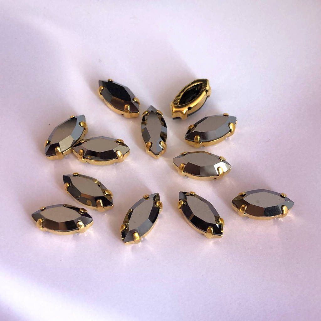 

Кристаллы LUX в оправе. Маркизы (лодочки) 7х15 мм. Гематит. Цвет оправы: золото. Цена за 1 шт., Серый