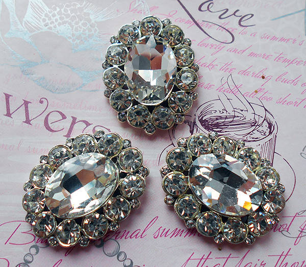 

Серединка 2,5х3,1см. біла з сріблом (KMA-1122)