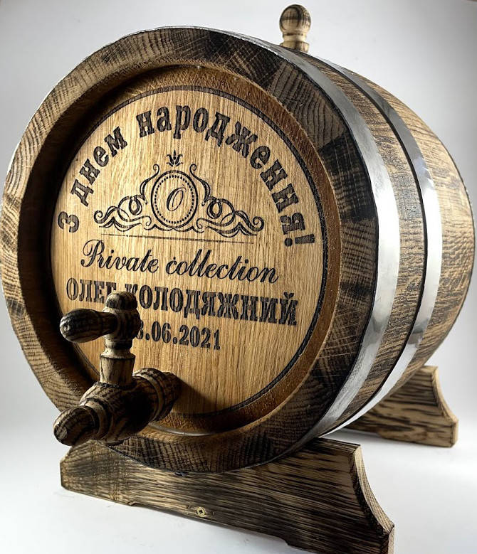 

Бочка дубовая винная, коньячная с гравировкой под старину 10 литров