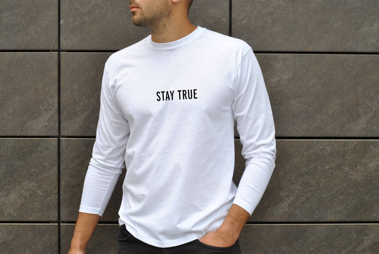 

Весенняя мужская футболка Stay True удобная с длинным рукавом белого цвета