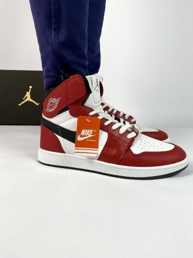 

Мужские кроссовки Nike Air Jordan 1 красные с белым черным