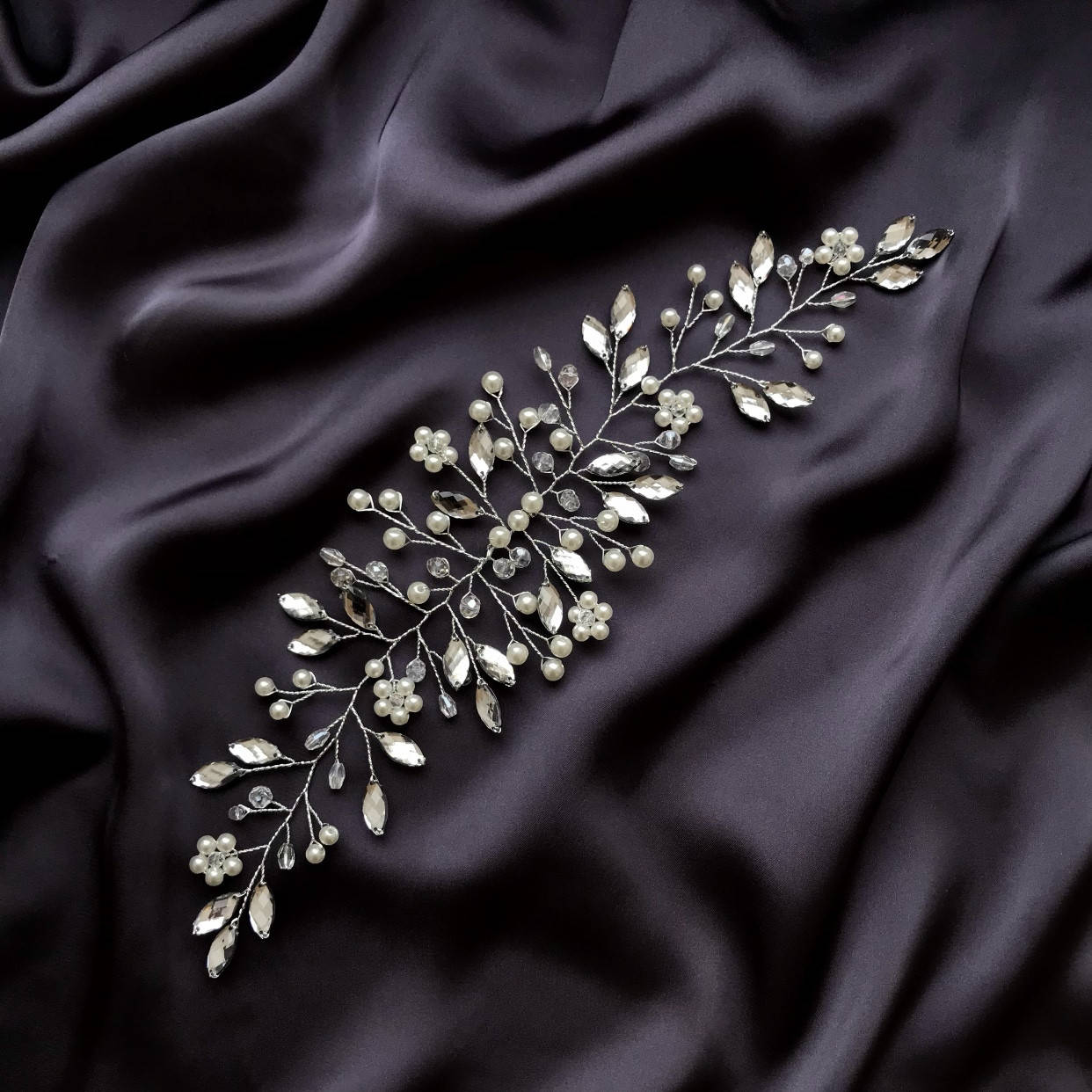 

Веточка в прическу невесты с жемчугом и камнями (28*7.5 см)