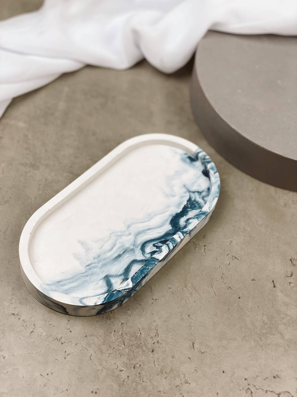 

Подставка из органического гипса в технике "Marble" под украшения, свечи или растения.