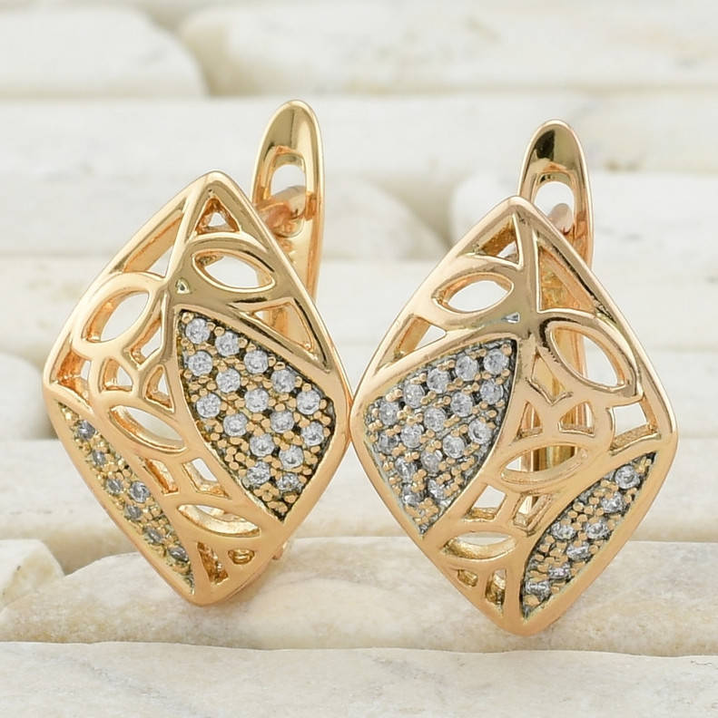 

Серьги 27937 размер 15х12 мм белые фианиты вес 3.1 г позолота 18К