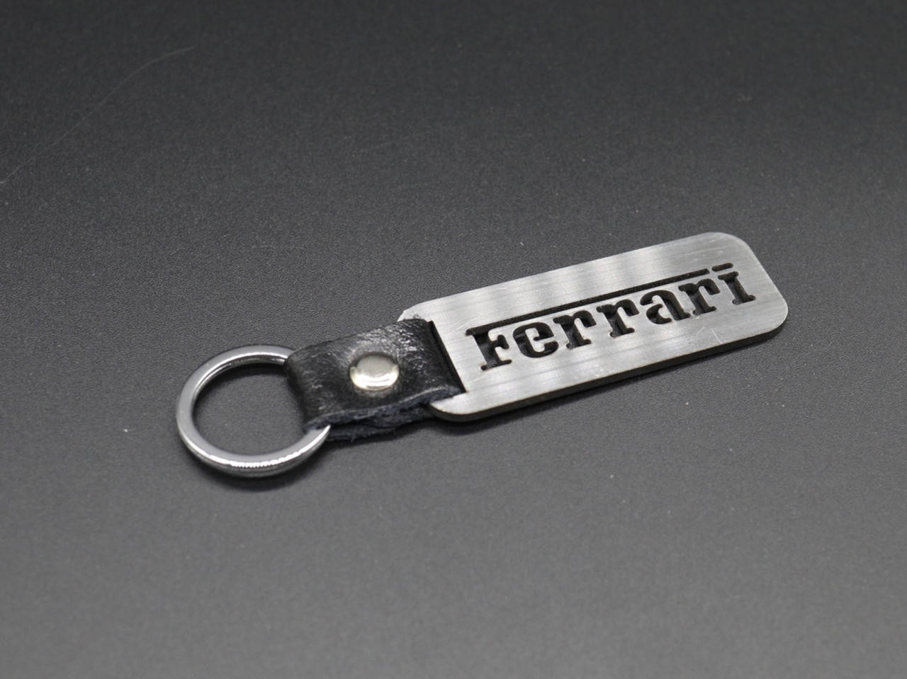 

Брелок металлический. FERRARI. 10х2,5см, Коричневый