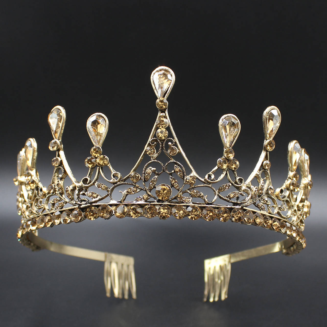 

Корона диадема высота 7 см на металлической основе золотого цвета с гребешками с кристалами и камнями пики