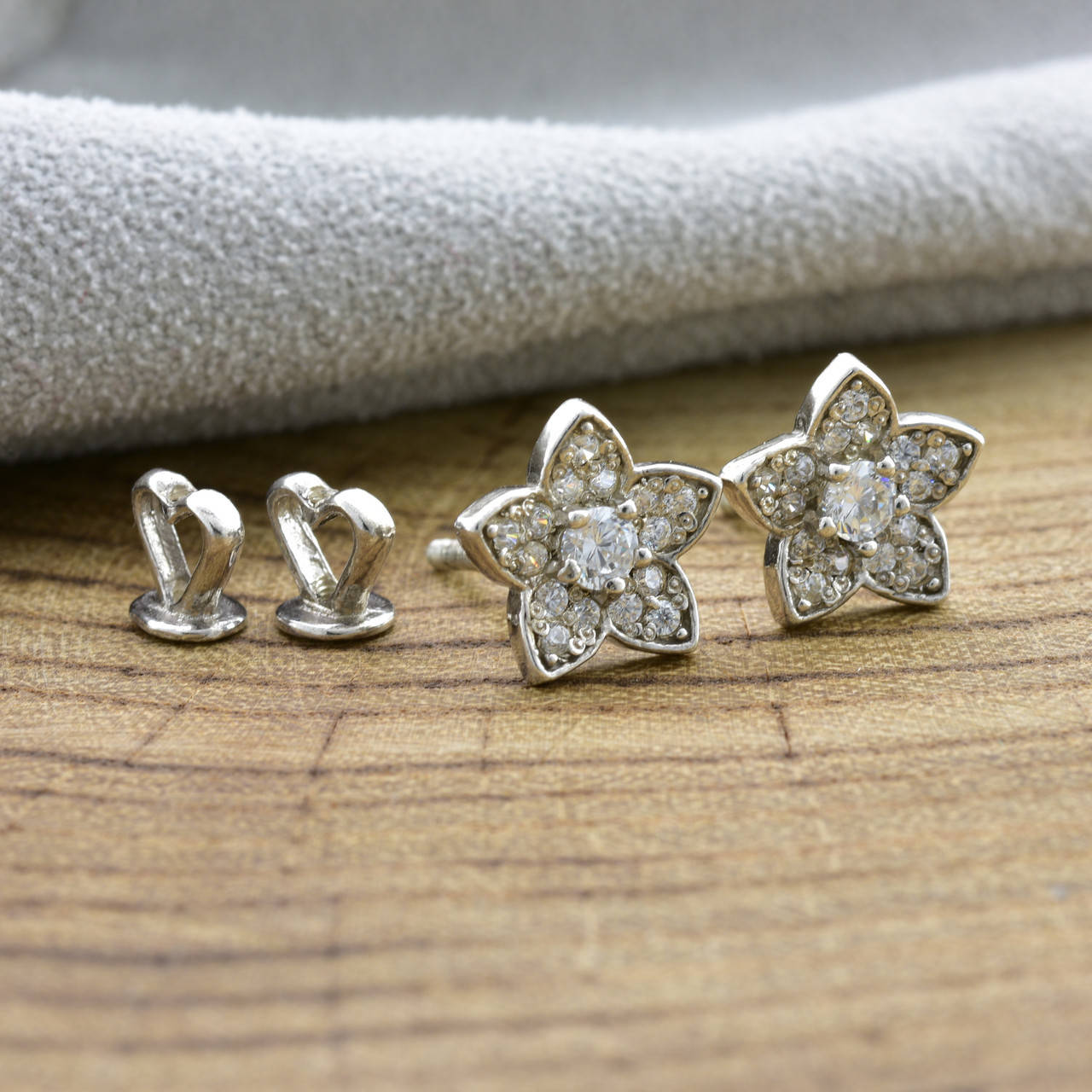 

Серебряные серьги Хризантемки размер 10х10 мм вставка белые фианиты вес 2.37 г