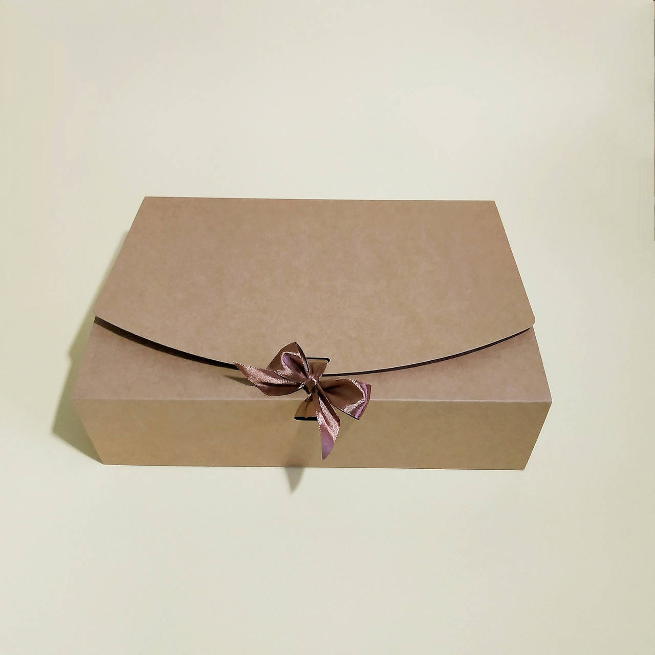 

Коробка подарочная из крафт картона, 330х230х90 мм