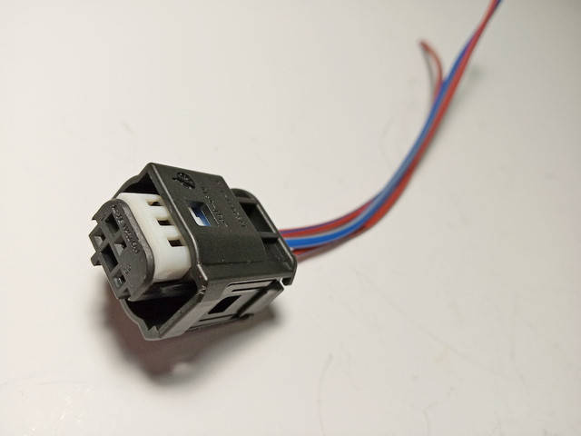 

Разъем парктроника, концевика капота BMW (3-х конт) 1452049-1A