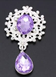 

Камень с подвеской в серебристой ажурной оправе сиреневый 2,6*4,6 см