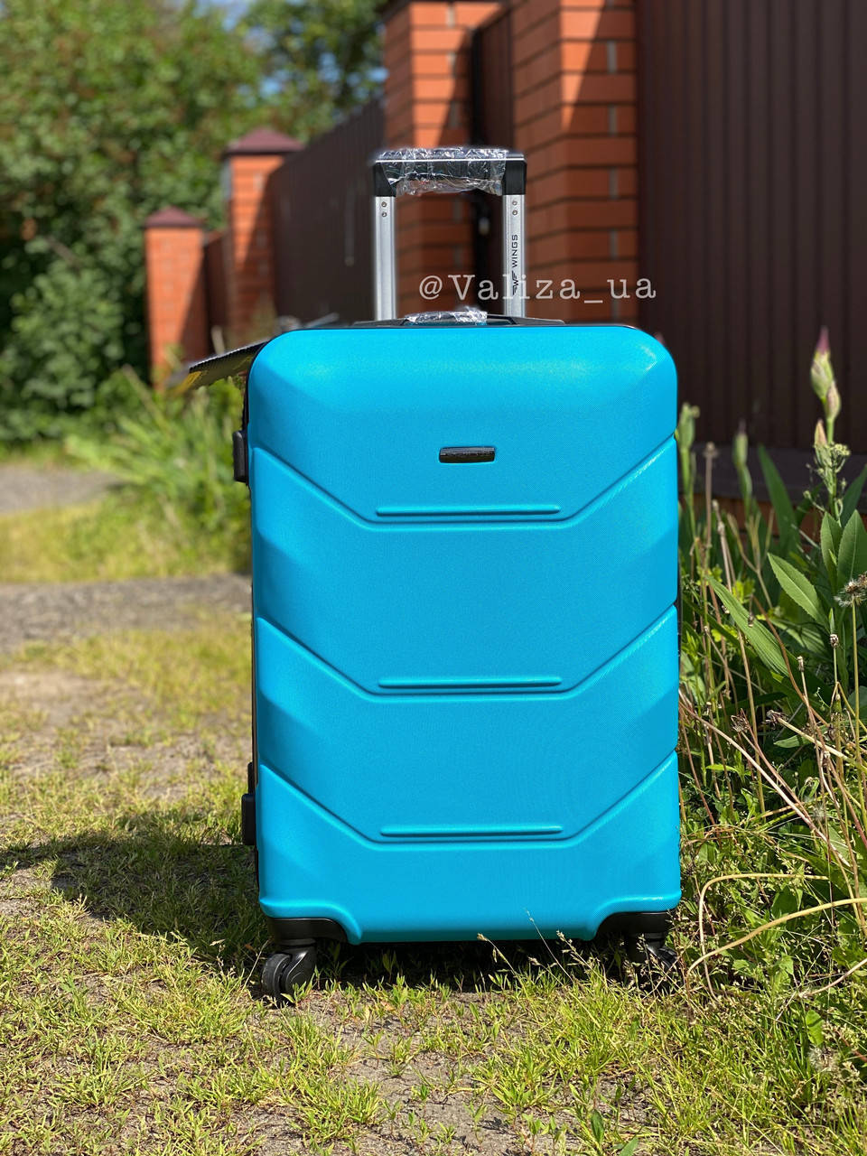 

пластиковый чемодан голубой из поликарбоната Польша
