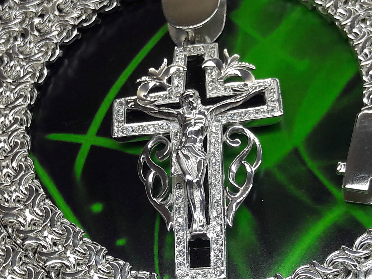 

Серебряный крест с ониксом