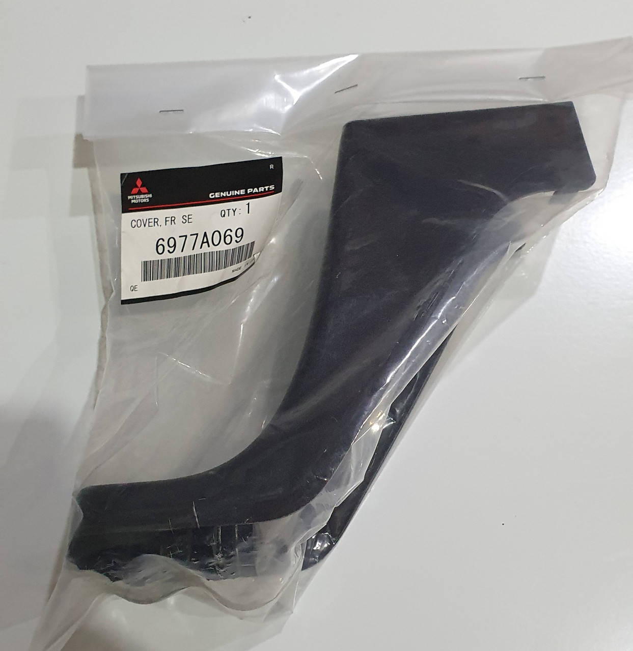 

Кожух крепления переднего кресла MMC - 6977A069