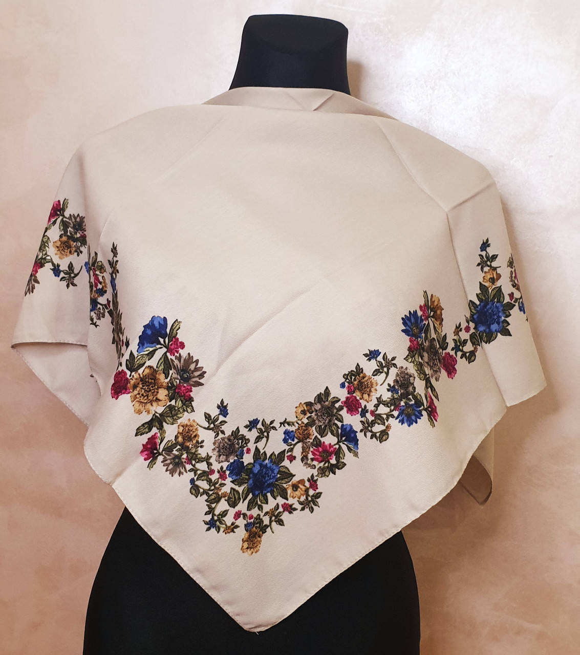 

Женский платок в украинском стиле. 80х80 см. Бежевый с расцветкой 2