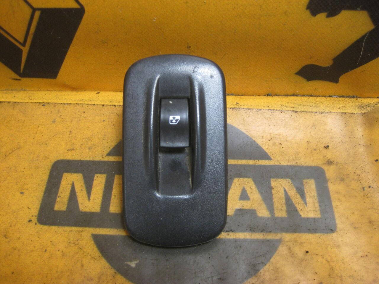 

Б/У Кнопка стеклоподъемника передняя правая RENAULT TRAFIC Opel Vivaro 8200011870