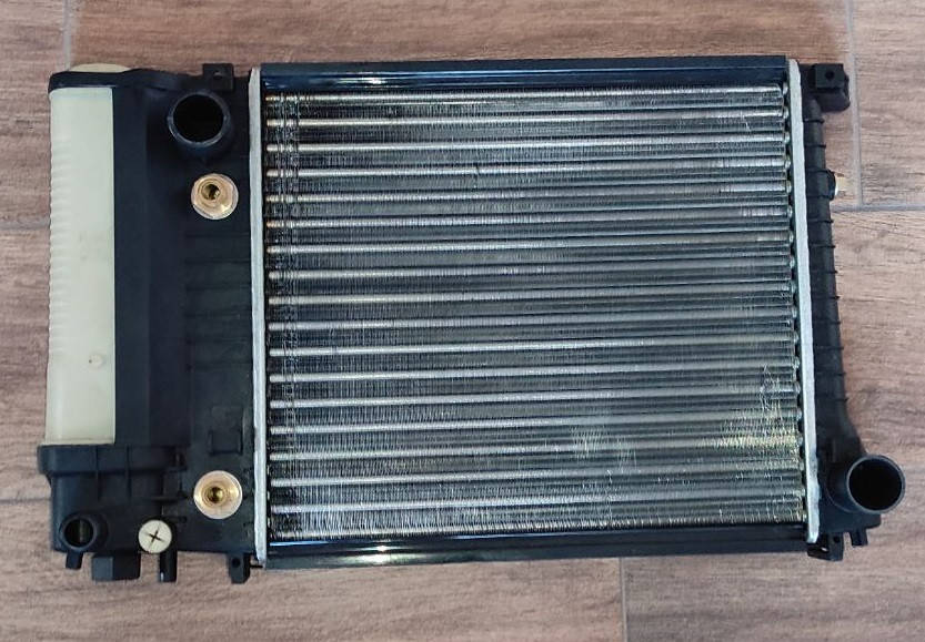 

Радиатор BMW E30 316. 318 87-91 E36 316. 91-93 АКПП АС- 380*330