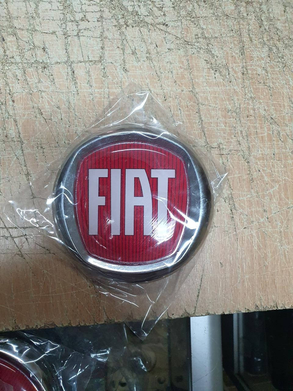 

Эмблема значок на капот, багажник Fiat Doblo, Фиат Добло 95 мм красный