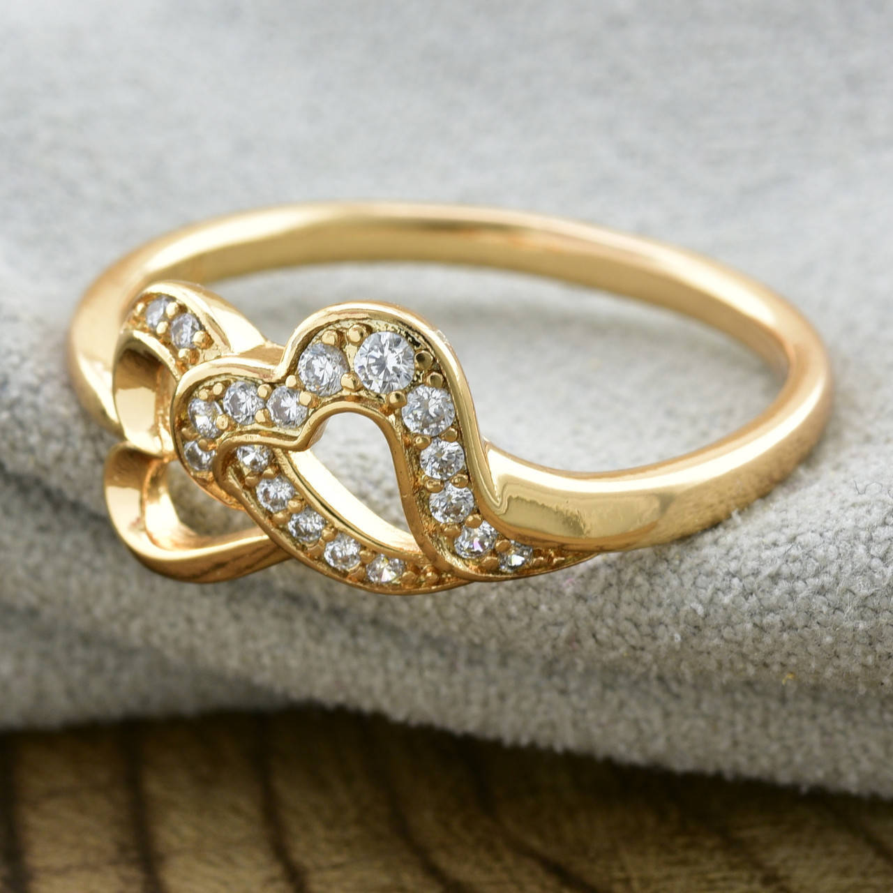 

Кольцо Xuping 13933 ширина 8 мм белые фианиты позолота 18К размер 19