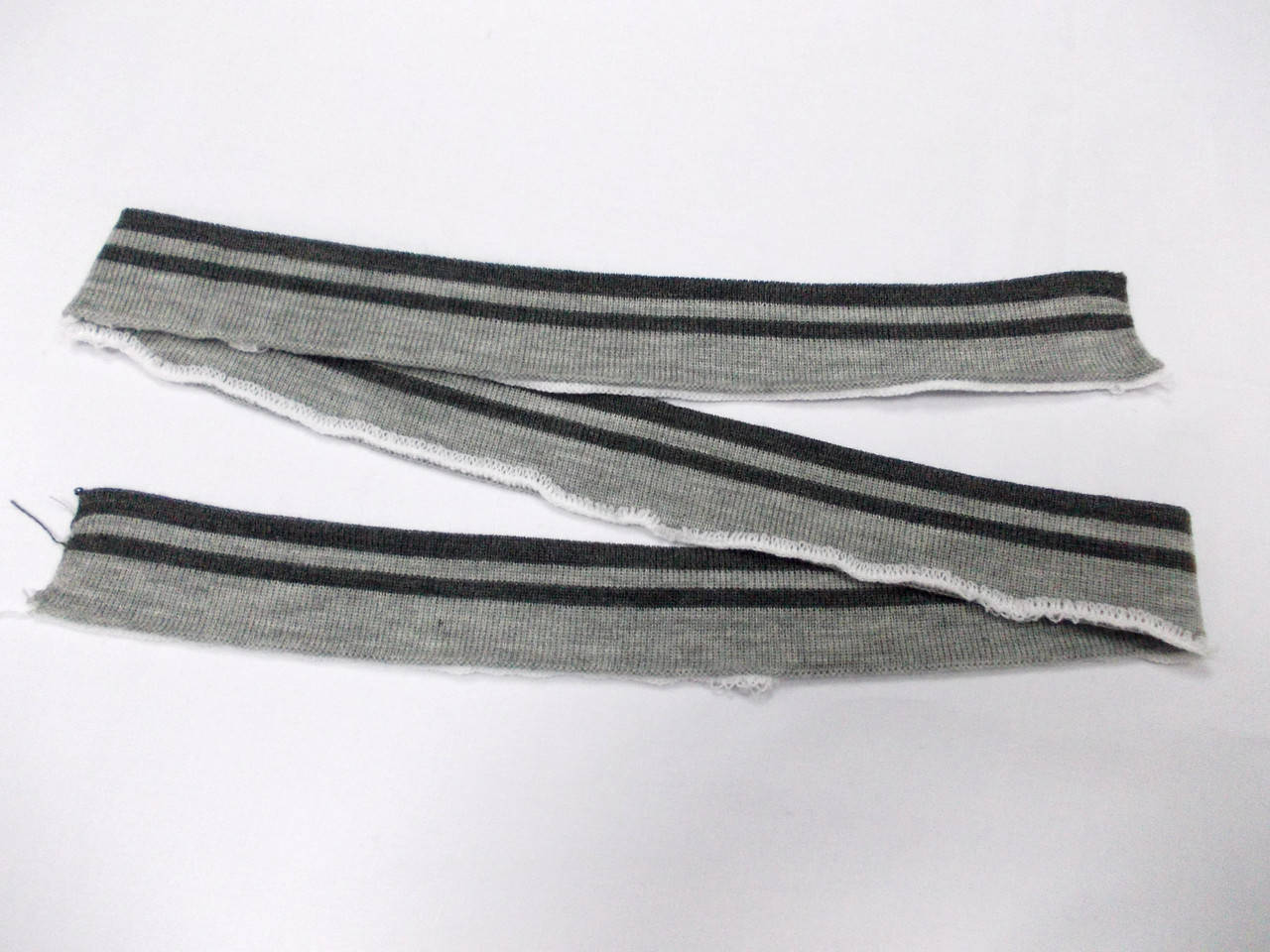 

Резинка манжетная одинарная 4 см (св. серый с 2 - мя т. серыми полосами) (арт. 20137)