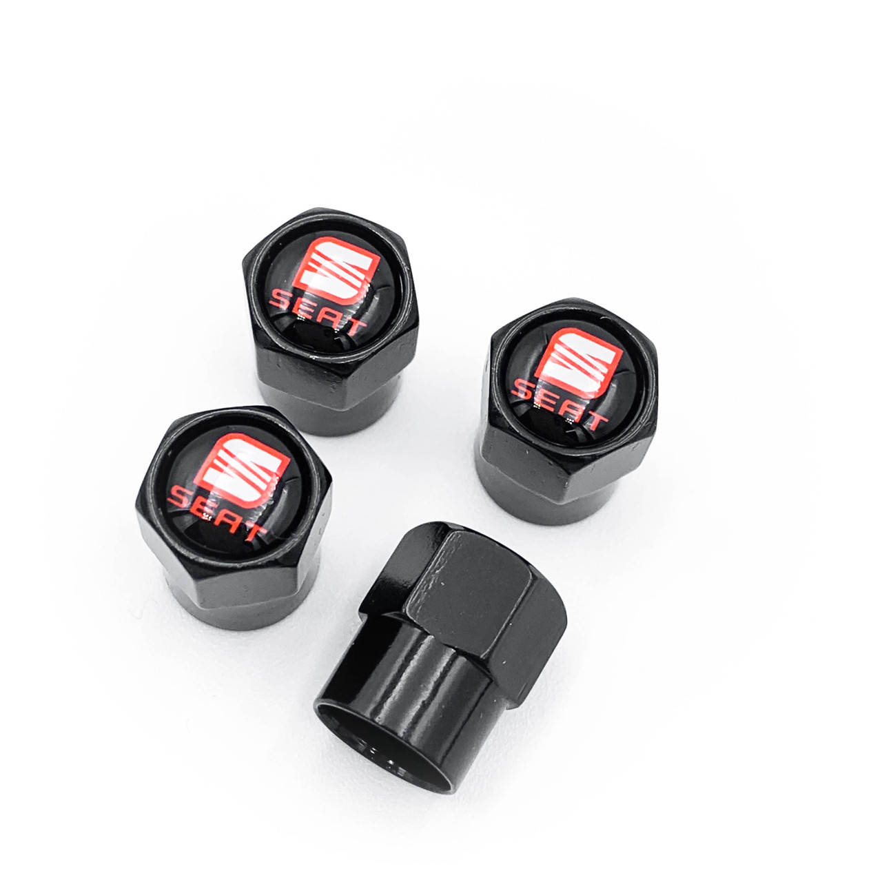 

Защитные колпачки на ниппеля SEAT (Сеат) 4 шт Красный лого Черные