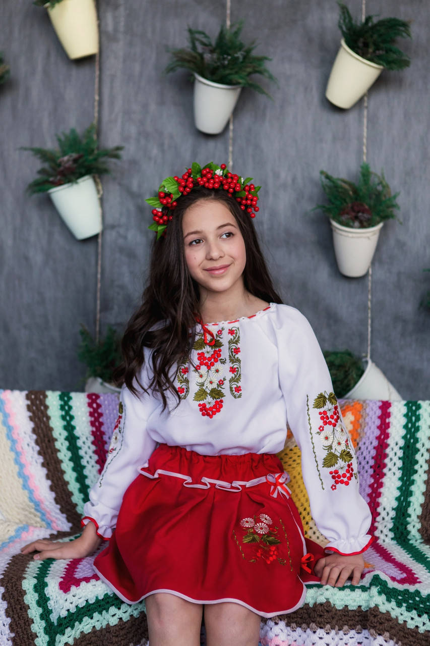 

Вишитий костюм для дівчинки Калина червоний блузка та спідниця 104