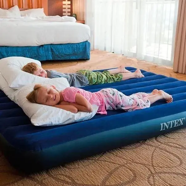 

Надувной матрас 190х137 см. INTEX (с двумя подушками и ручным насосом), Синий