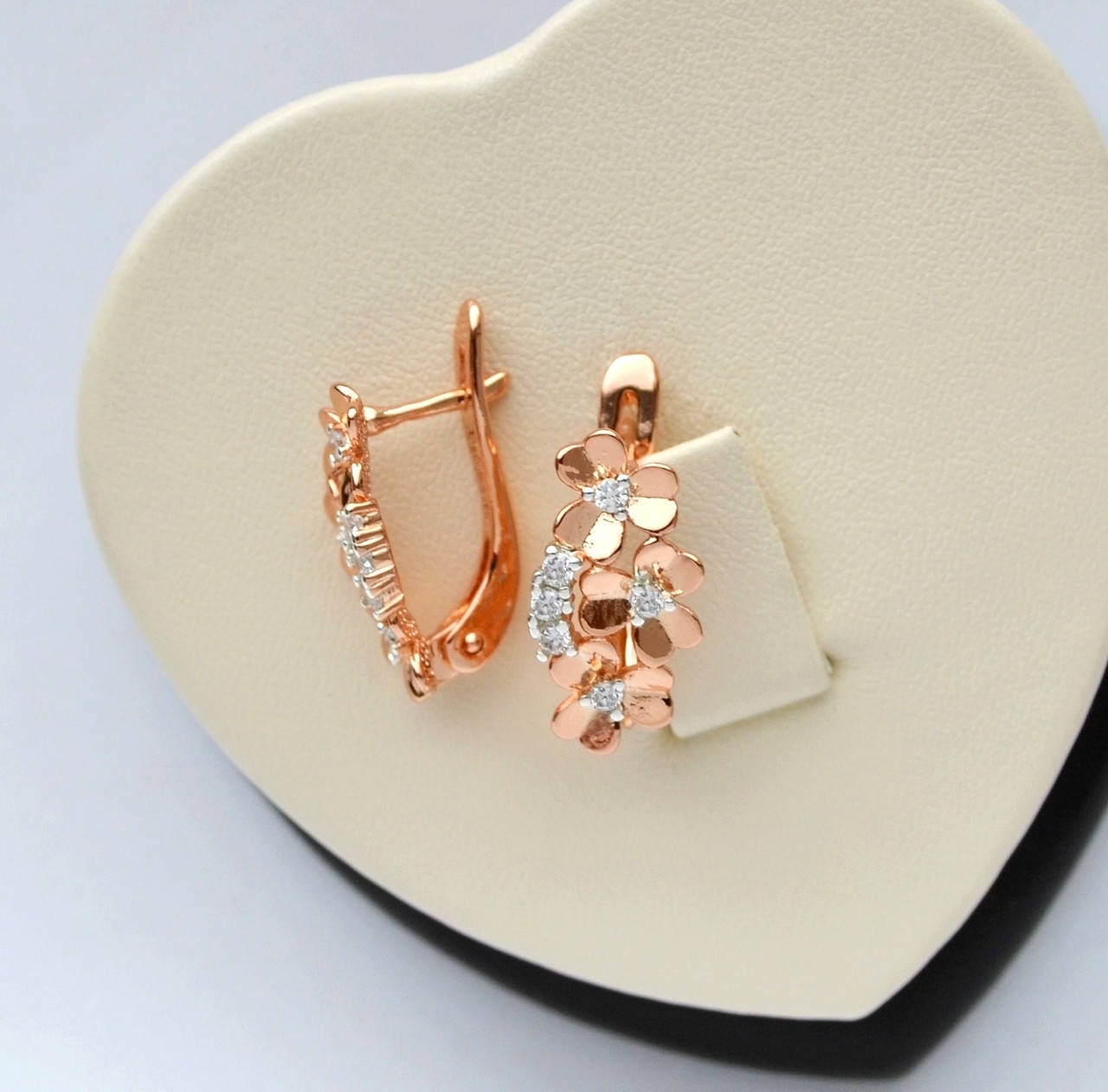 

Cерьги Цветы с белыми цирконами покрытие розовым золотом 18к.