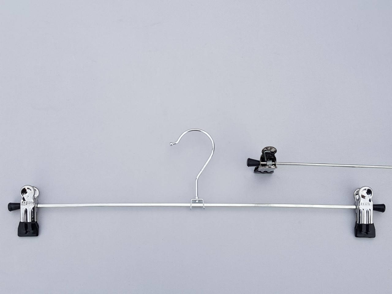 

Длина 40 см.Плечики металлические хромированные с прищепками зажимами для брюк и юбок