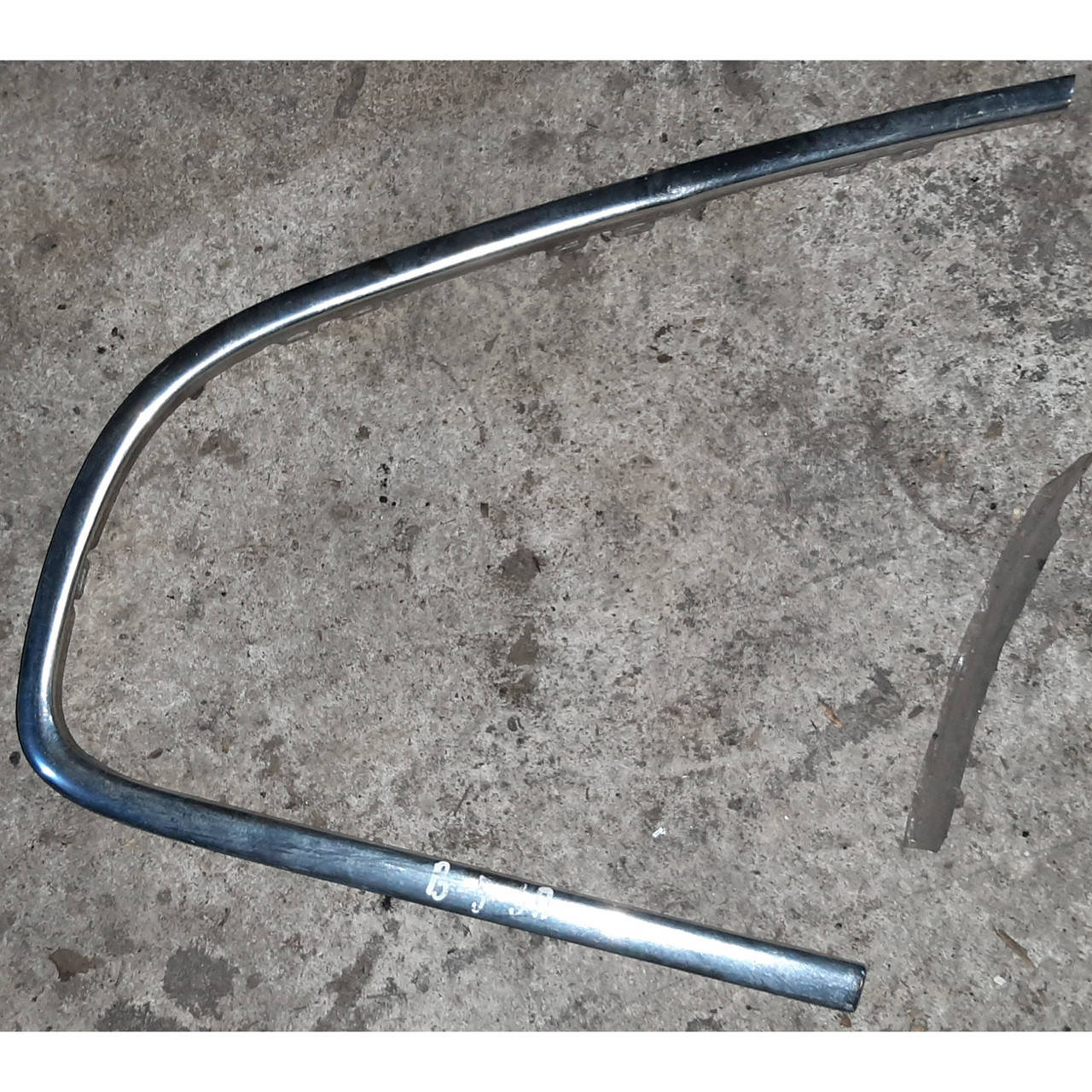 

Молдинг стекла глухого правого Volkswagen Passat B5