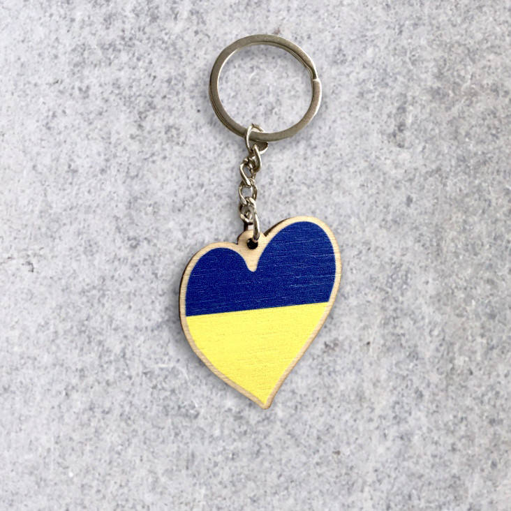 

"Флаг Украины сердце " брелок деревянный двухсторонний с уф-печатью, Разные цвета