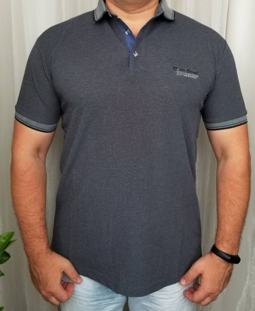 

Мужская футболка серый цвет с маленькой надписью.