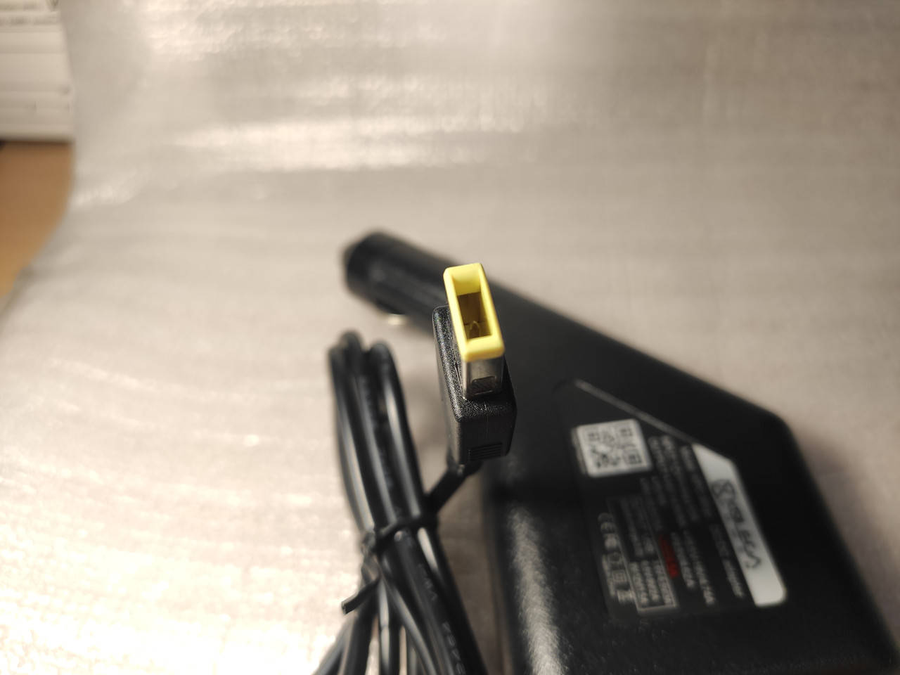 

Автомобильный адаптер питания для ноутбуков Lenovo 20v 4.5A connector sguare tip with pin
