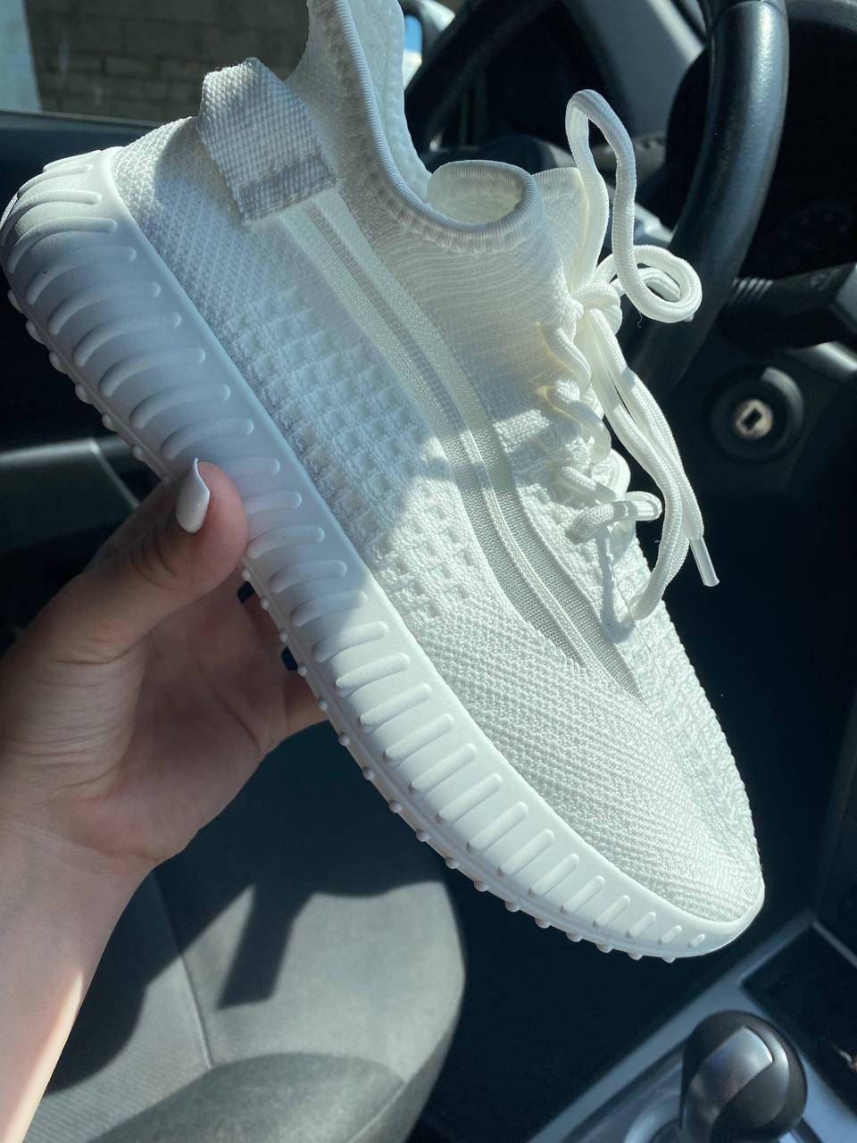 

Женские белые кроссовки Adidas Yeezy Boost ,белые Shopolife Shopolife