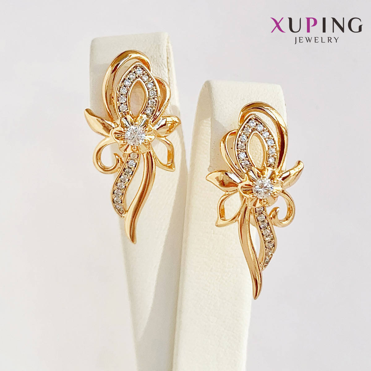 

Серьги Xuping, размер 28х19 мм, белые фианиты (куб. цирконий), вес 4 г, позолота 18K ХР01510 (1)
