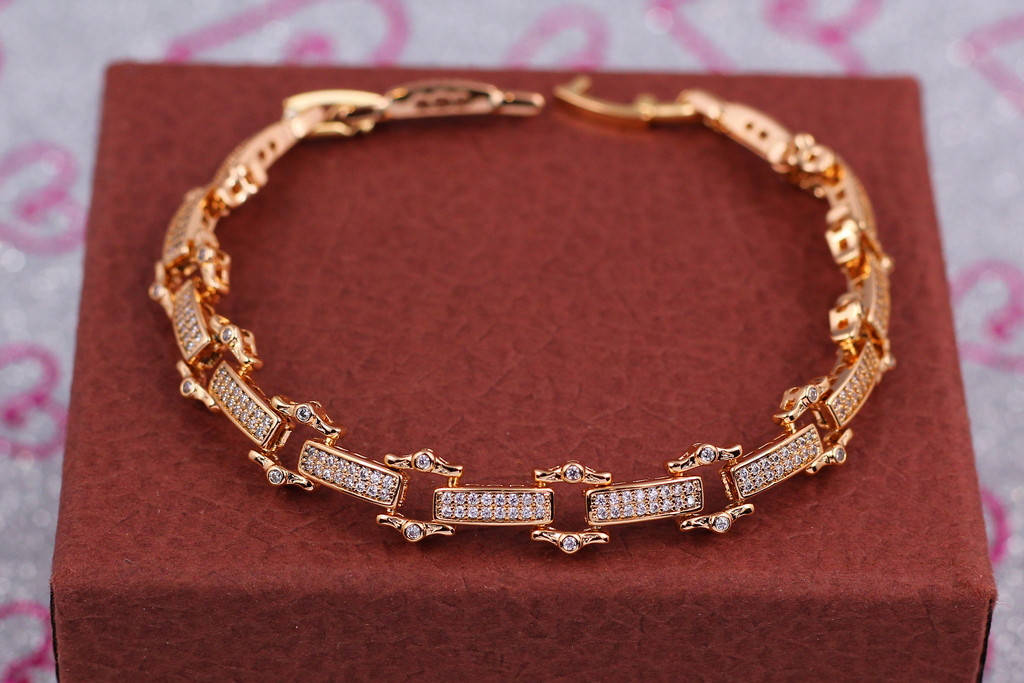 

Браслет Xuping Jewelry прямоугольные звенья 17 см 8 мм золотистый