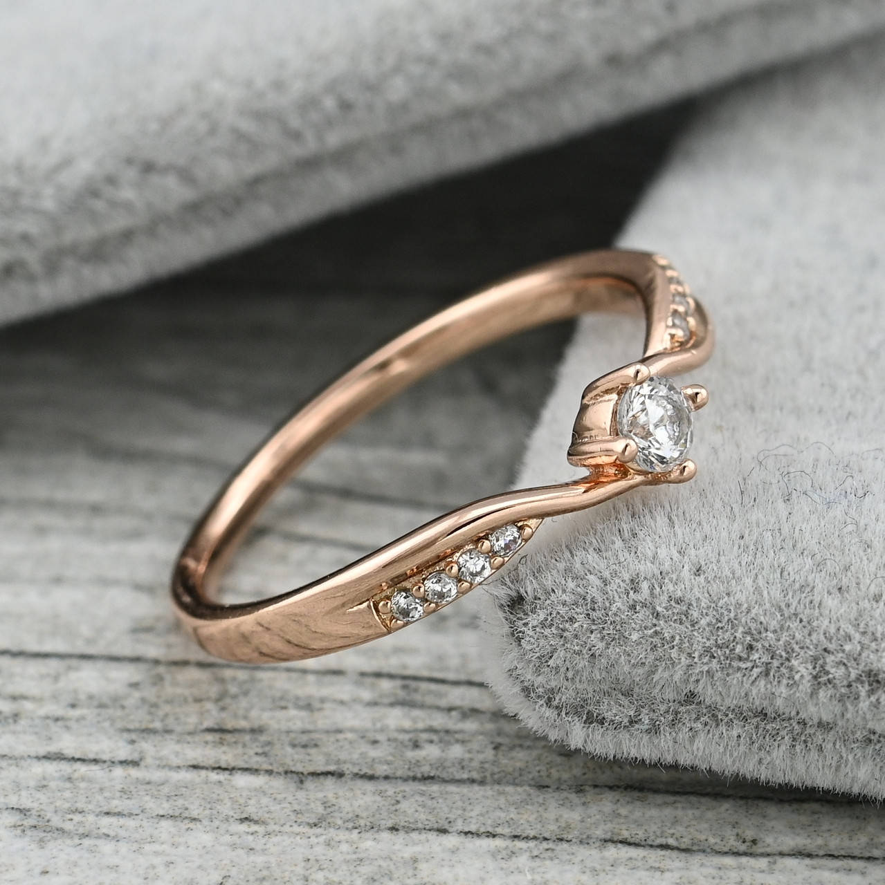 

Кольцо Артемида 36497 ширина 4 мм белые фианиты позолота РО размер 17