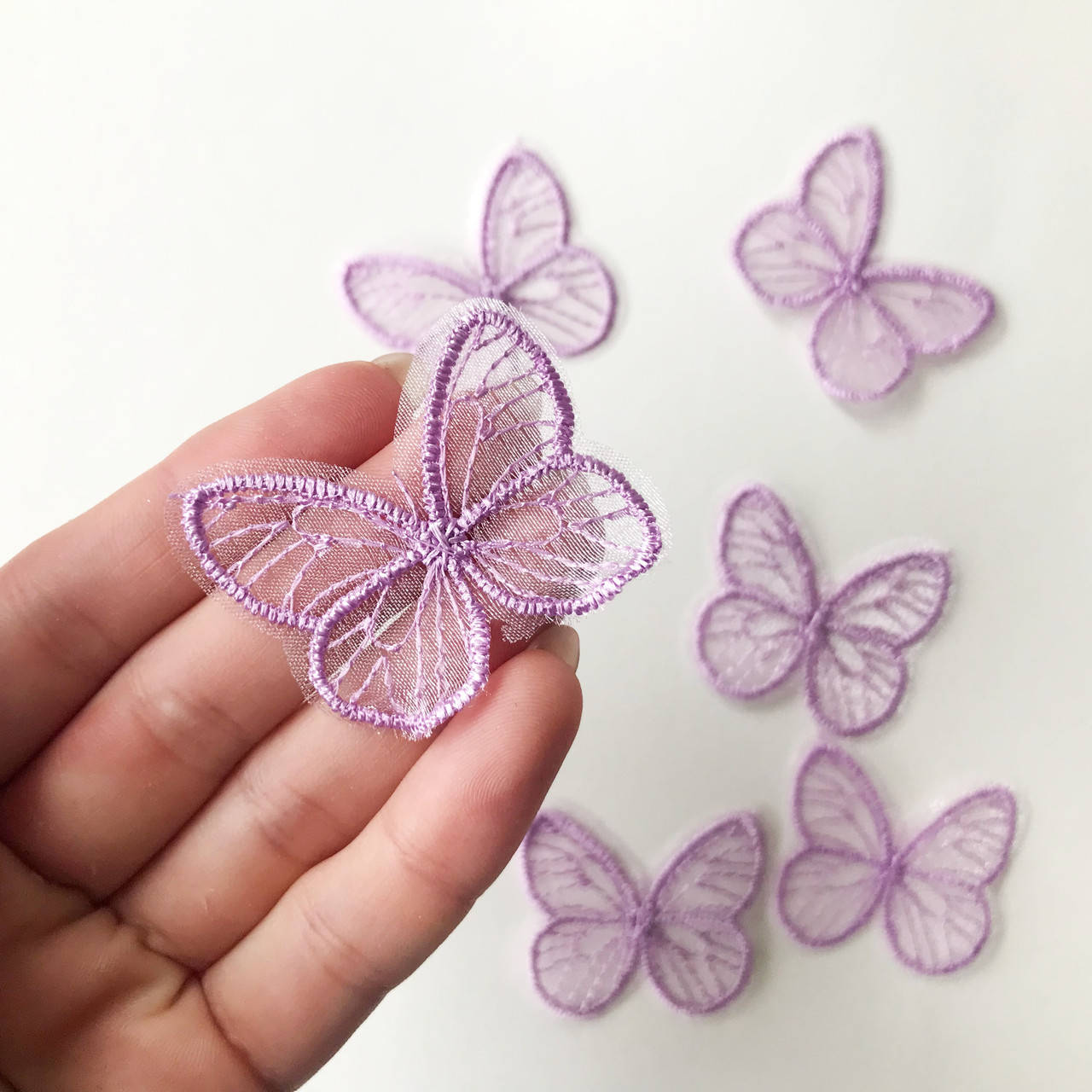 

Бабочка вышитая, сереневая, 4,5х4 см